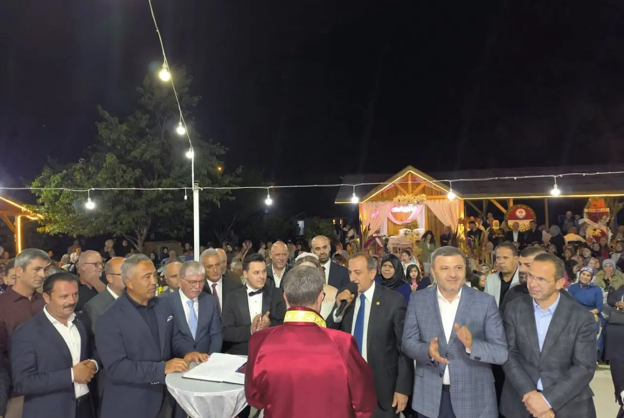 Torul’daki Düğünde Herkesi Duygulandıran An! Başkan Özdemir Kürsüye Bu Kez Kızı İçin Çıktı 8