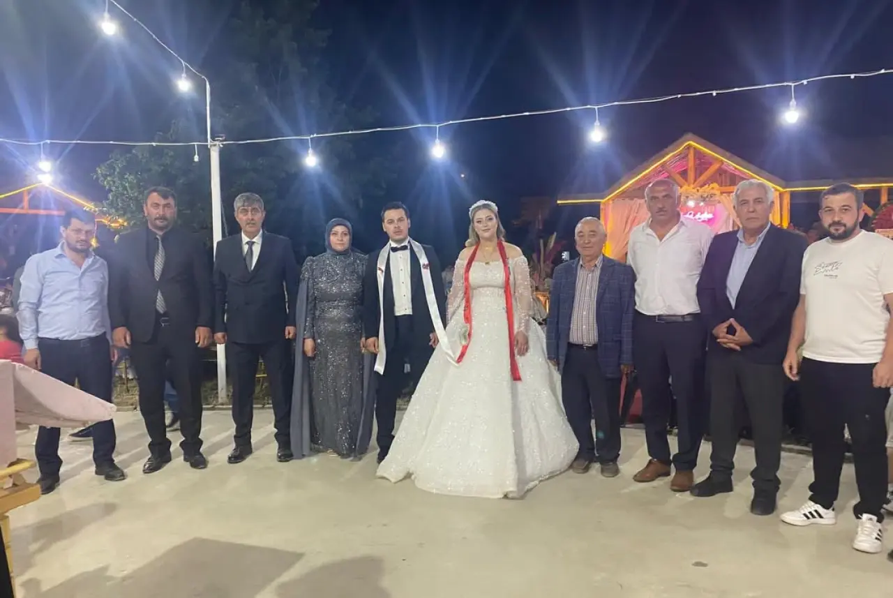 Torul’daki Düğünde Herkesi Duygulandıran An! Başkan Özdemir Kürsüye Bu Kez Kızı İçin Çıktı 9