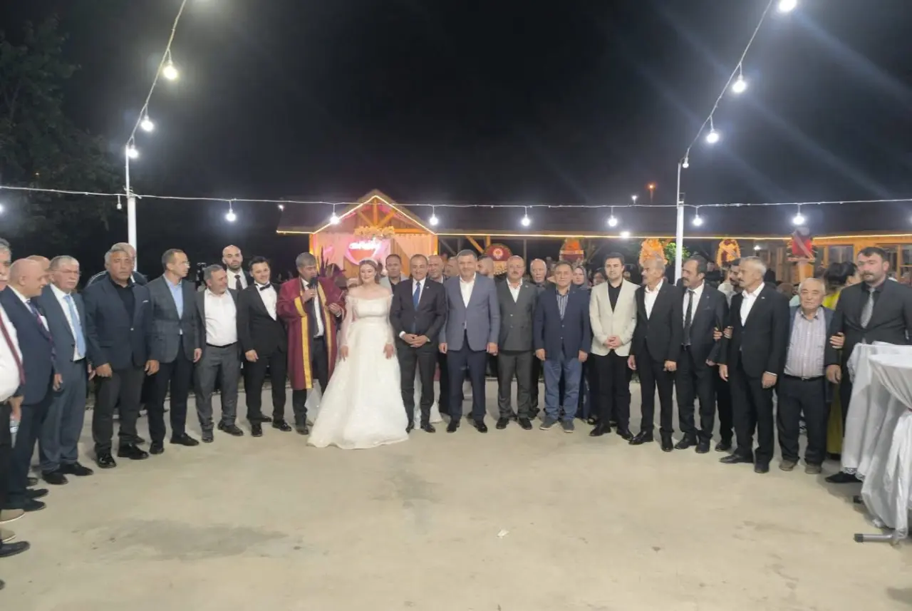 Torul’daki Düğünde Herkesi Duygulandıran An! Başkan Özdemir Kürsüye Bu Kez Kızı İçin Çıktı 10