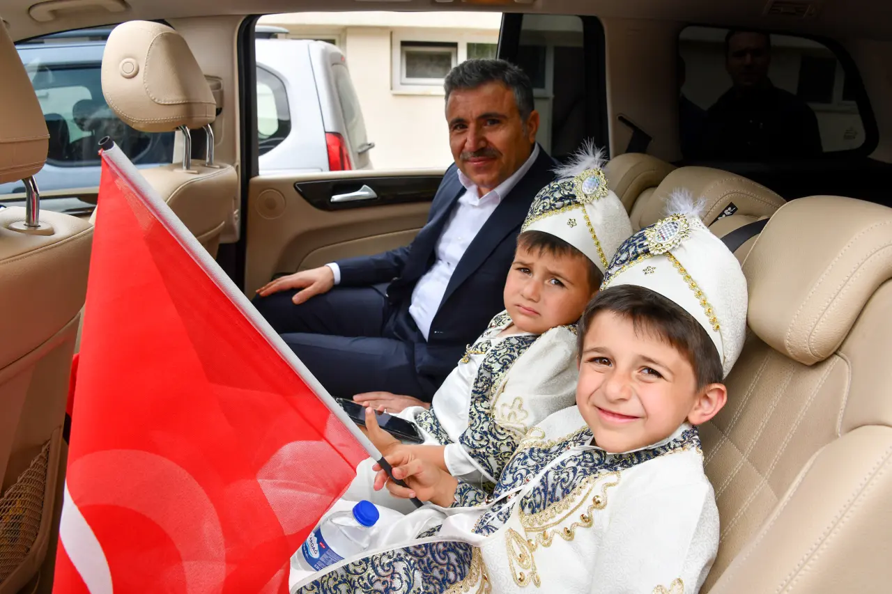 Vali Cevdet Atay’ın Makam Aracı Sünnet Çocukları İçin Şehir Turu Yaptı 2