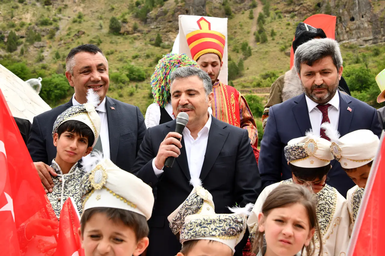 Vali Cevdet Atay’ın Makam Aracı Sünnet Çocukları İçin Şehir Turu Yaptı 16