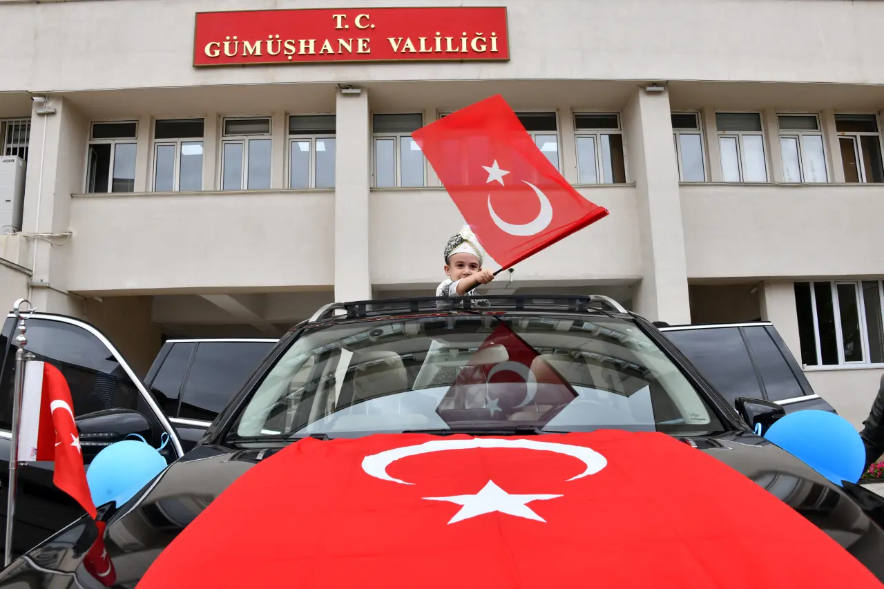 Vali Cevdet Atay’ın Makam Aracı Sünnet Çocukları İçin Şehir Turu Yaptı 9