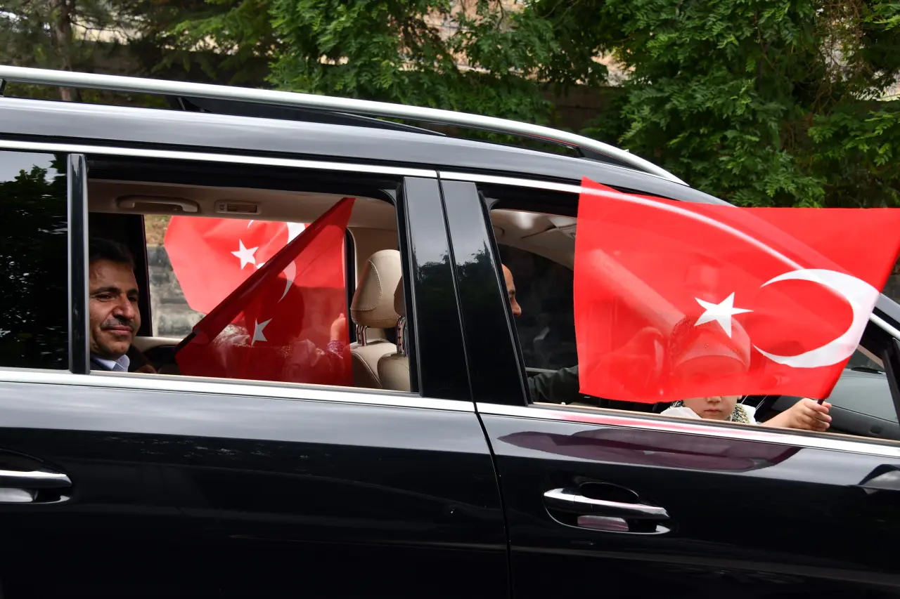 Vali Cevdet Atay’ın Makam Aracı Sünnet Çocukları İçin Şehir Turu Yaptı 12