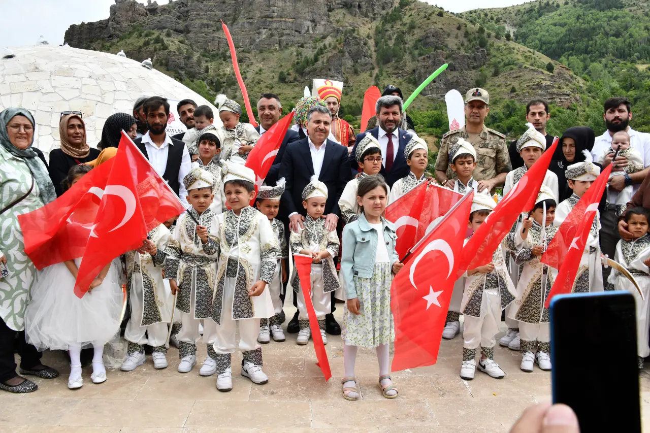 Vali Cevdet Atay’ın Makam Aracı Sünnet Çocukları İçin Şehir Turu Yaptı 15