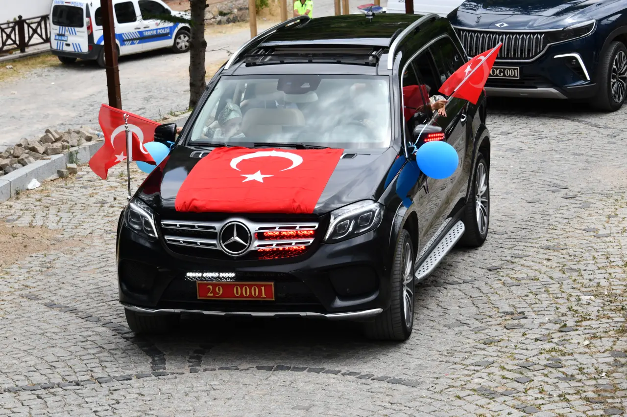 Vali Cevdet Atay’ın Makam Aracı Sünnet Çocukları İçin Şehir Turu Yaptı 14