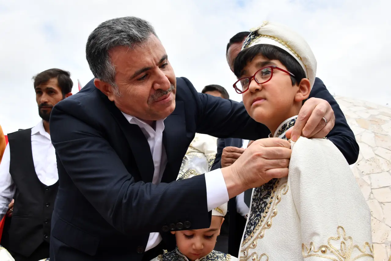 Vali Cevdet Atay’ın Makam Aracı Sünnet Çocukları İçin Şehir Turu Yaptı 6