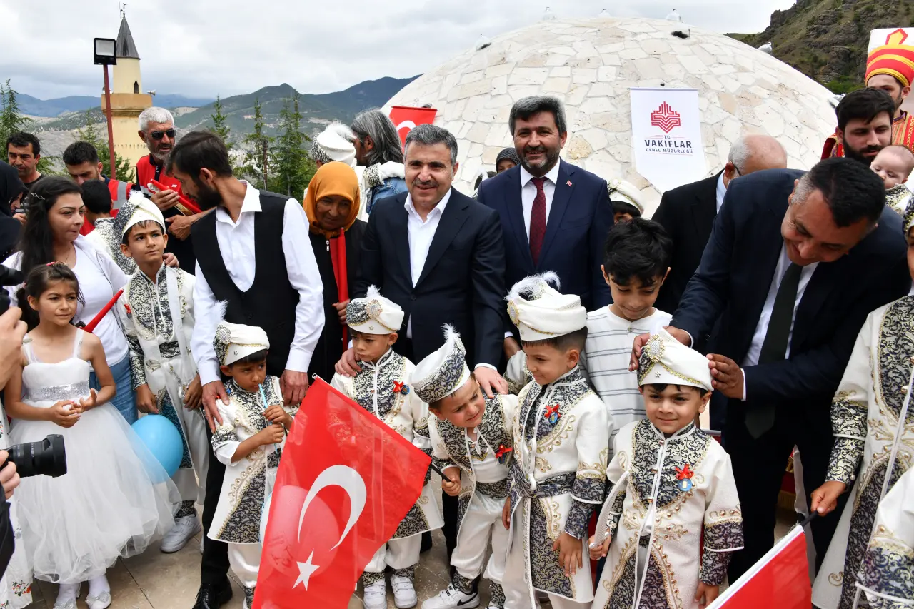 Vali Cevdet Atay’ın Makam Aracı Sünnet Çocukları İçin Şehir Turu Yaptı 18