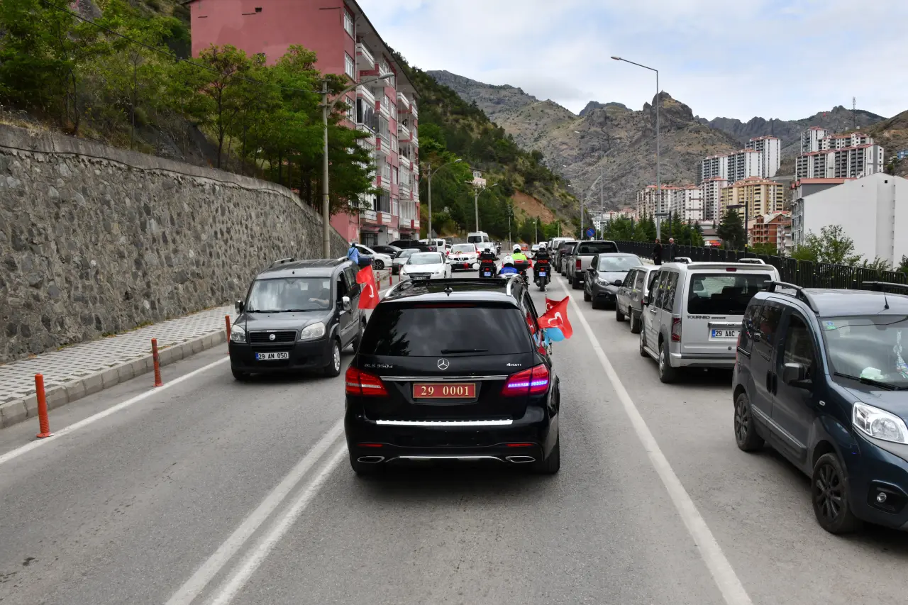 Vali Cevdet Atay’ın Makam Aracı Sünnet Çocukları İçin Şehir Turu Yaptı 3