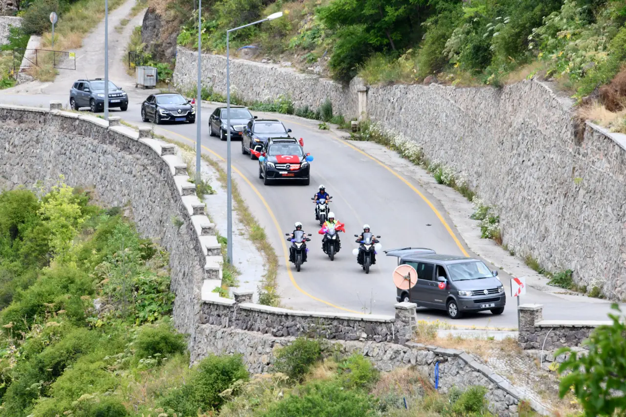 Vali Cevdet Atay’ın Makam Aracı Sünnet Çocukları İçin Şehir Turu Yaptı 5