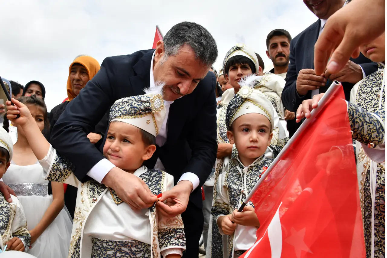 Vali Cevdet Atay’ın Makam Aracı Sünnet Çocukları İçin Şehir Turu Yaptı 17