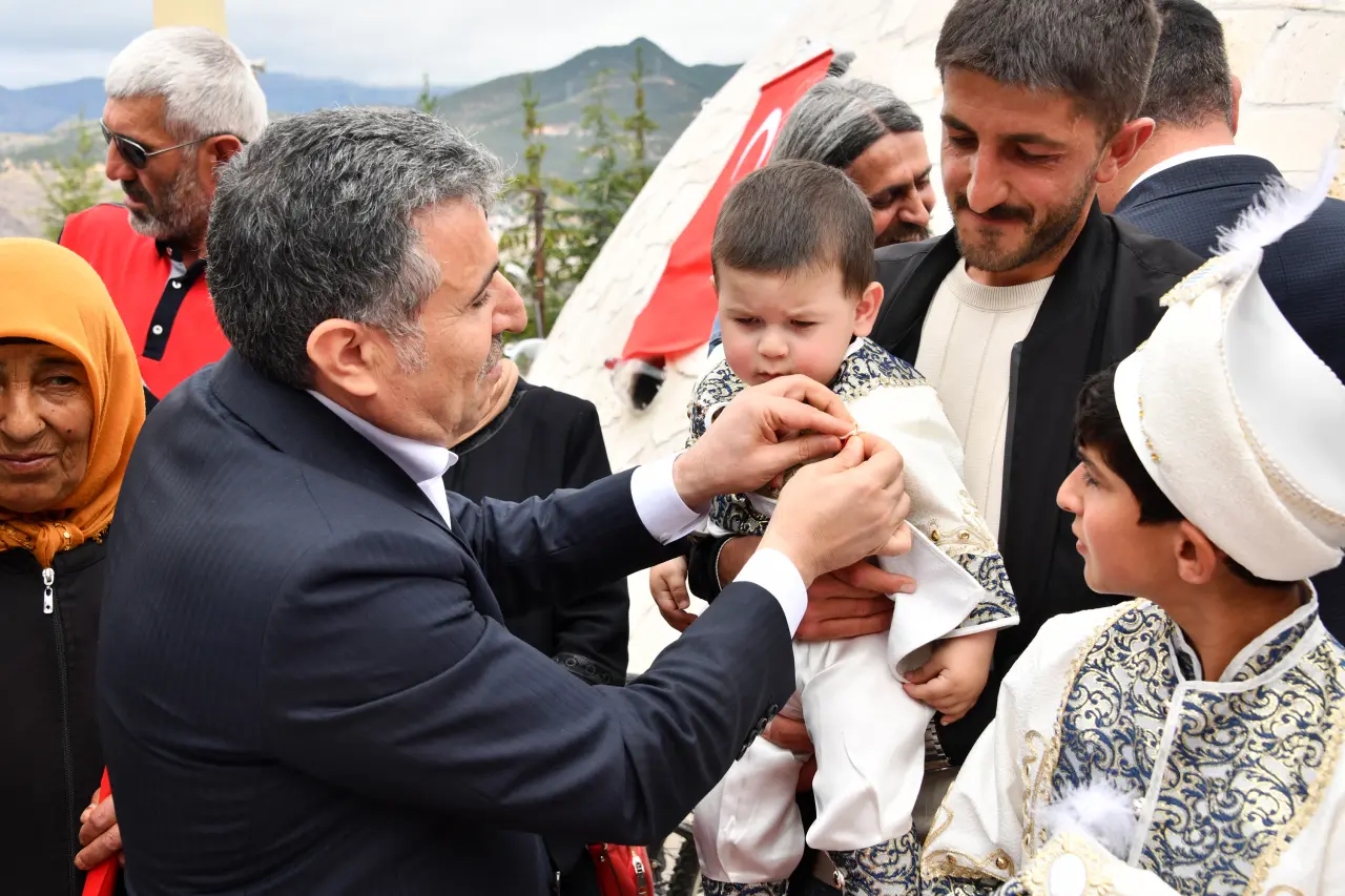 Vali Cevdet Atay’ın Makam Aracı Sünnet Çocukları İçin Şehir Turu Yaptı 8