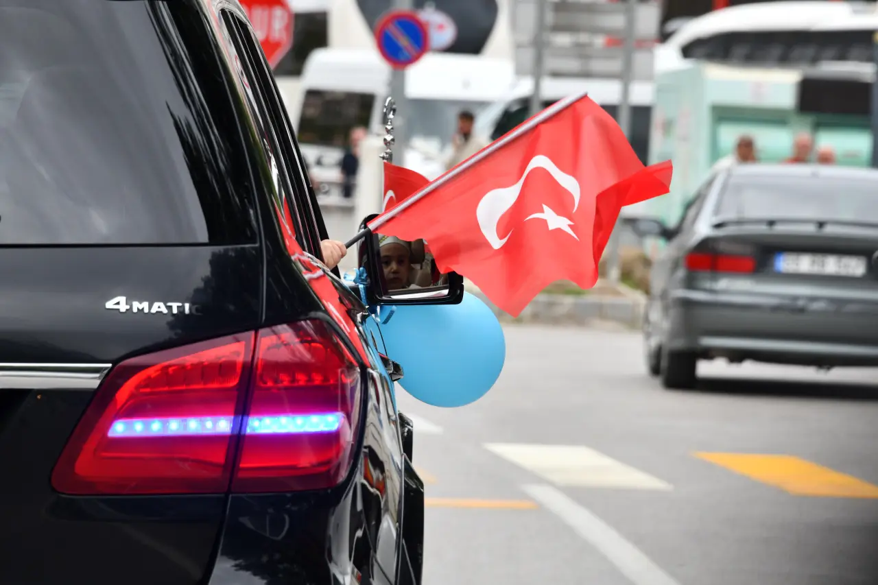 Vali Cevdet Atay’ın Makam Aracı Sünnet Çocukları İçin Şehir Turu Yaptı 4