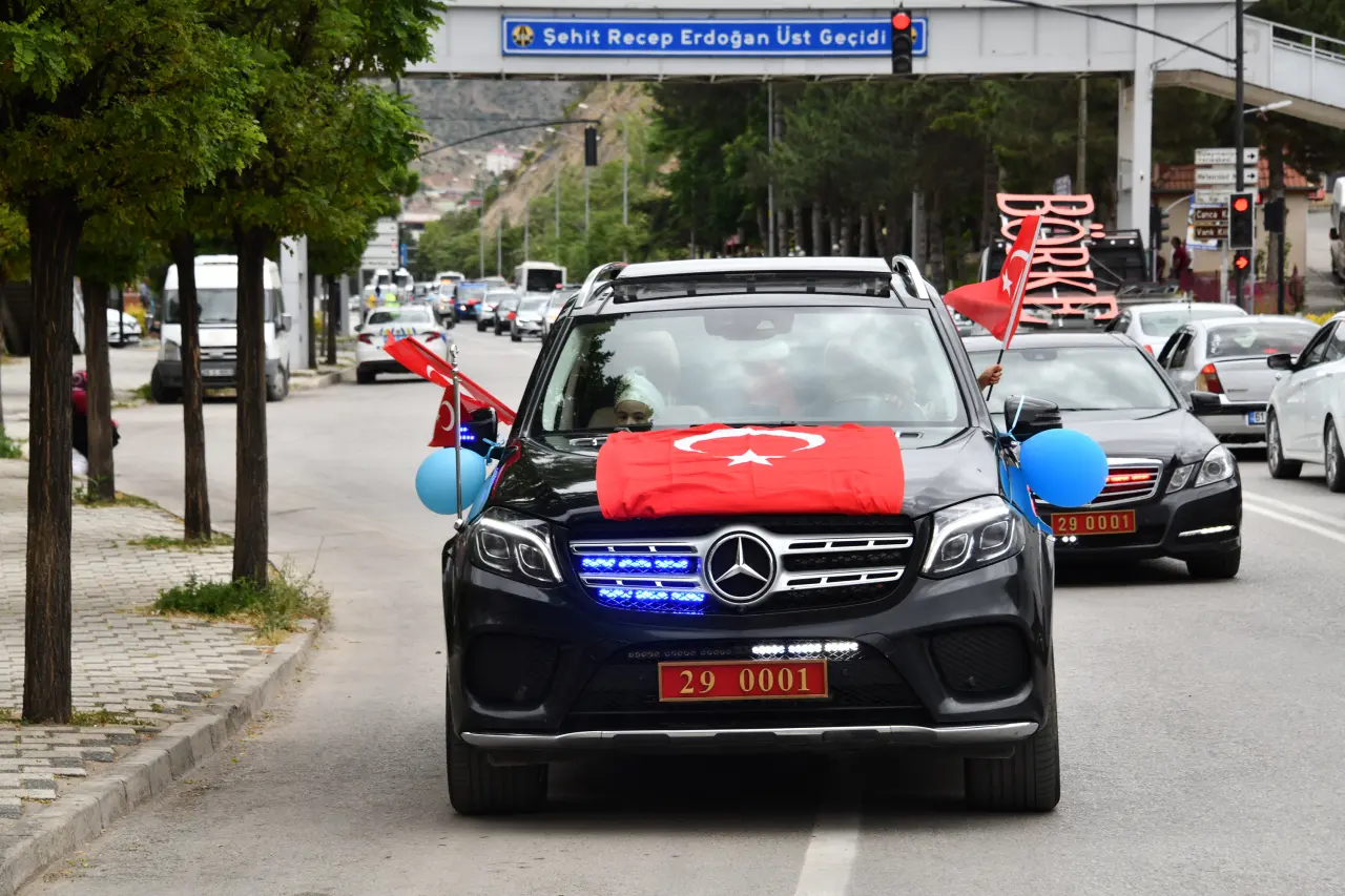 Vali Cevdet Atay’ın Makam Aracı Sünnet Çocukları İçin Şehir Turu Yaptı 11