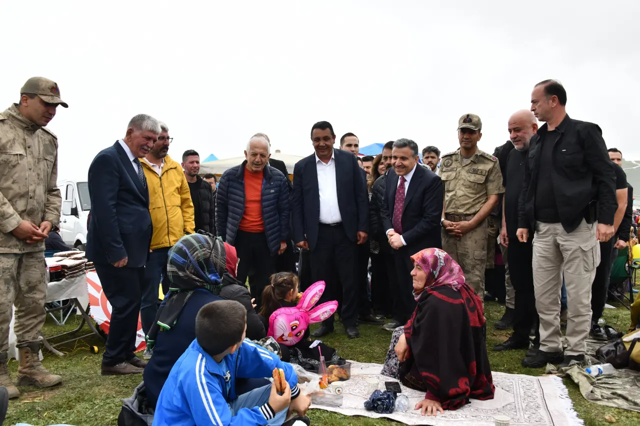 Yüzlerce yıllık Kadırga Otçu Şenliği binlerce kişiyi buluşturdu 16