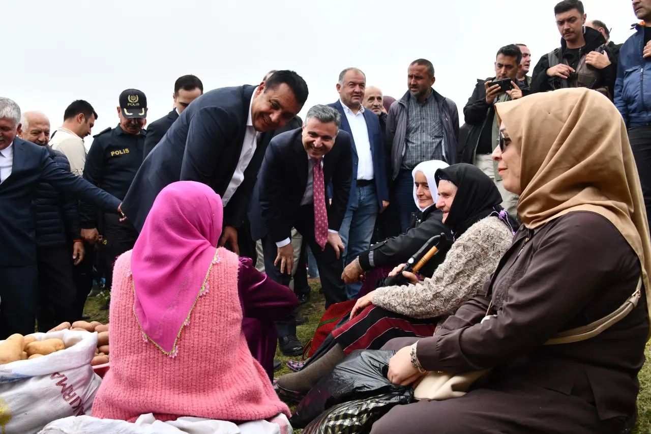 Yüzlerce yıllık Kadırga Otçu Şenliği binlerce kişiyi buluşturdu 18