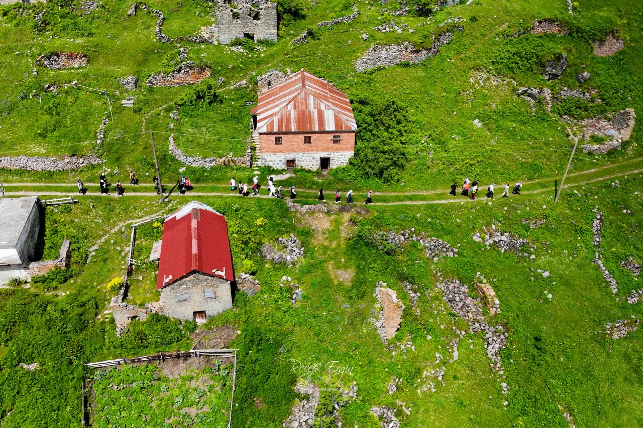 Zifin Çiçekleri Arasında Santa’nın kayıp yolunda Tarihin İzini Sürdüler 32