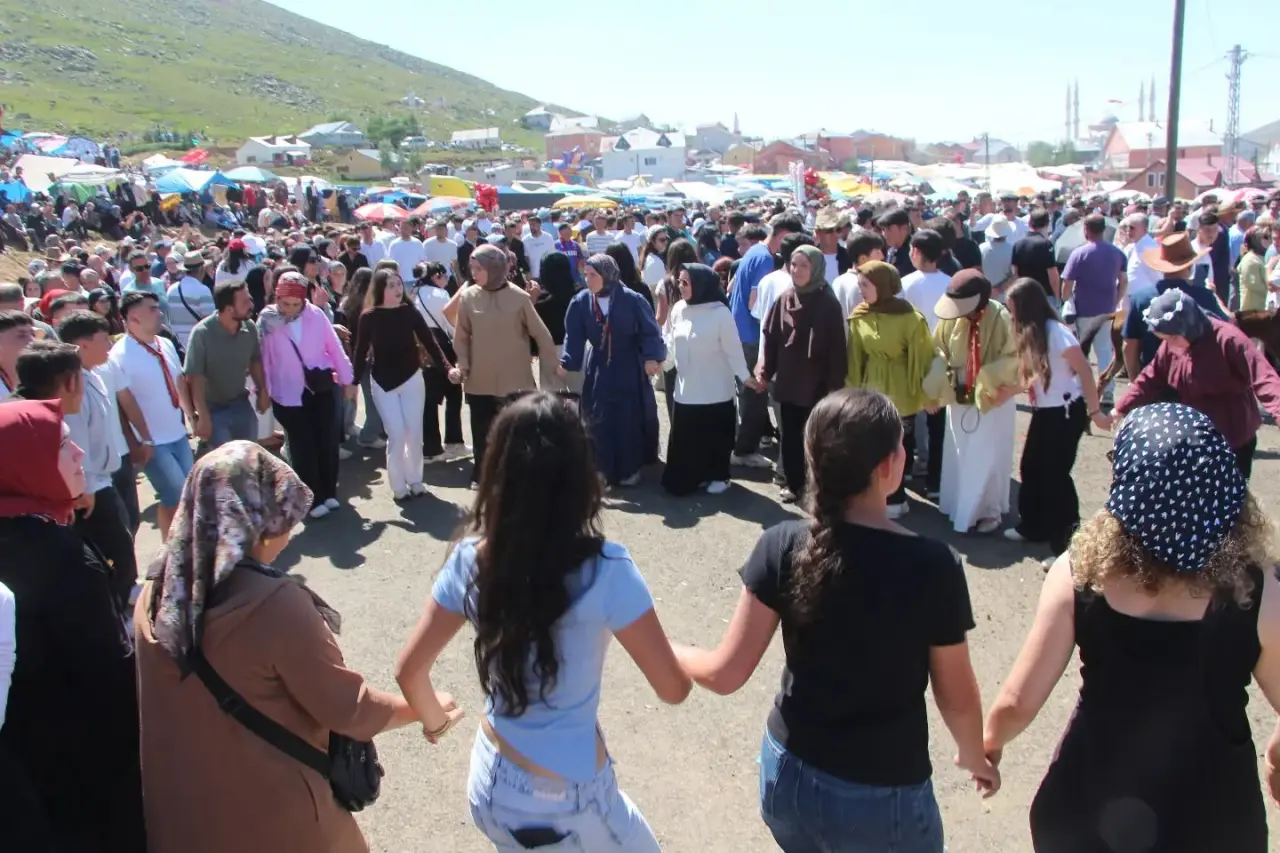 2 Bin 350 Rakımda İnsan Seli: Kazıkbeli’nde Asırlık Yayla Geleneği Yaşatıldı 11