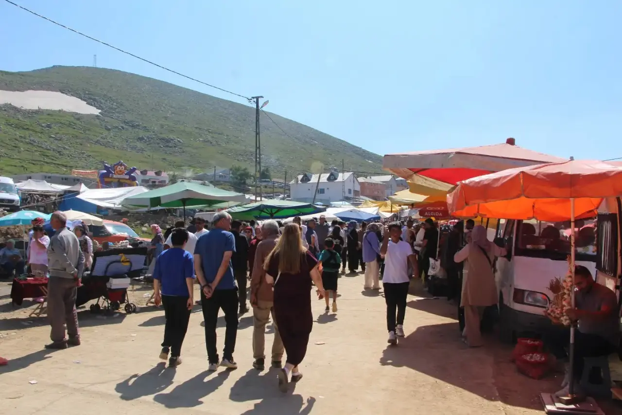 2 Bin 350 Rakımda İnsan Seli: Kazıkbeli’nde Asırlık Yayla Geleneği Yaşatıldı 6