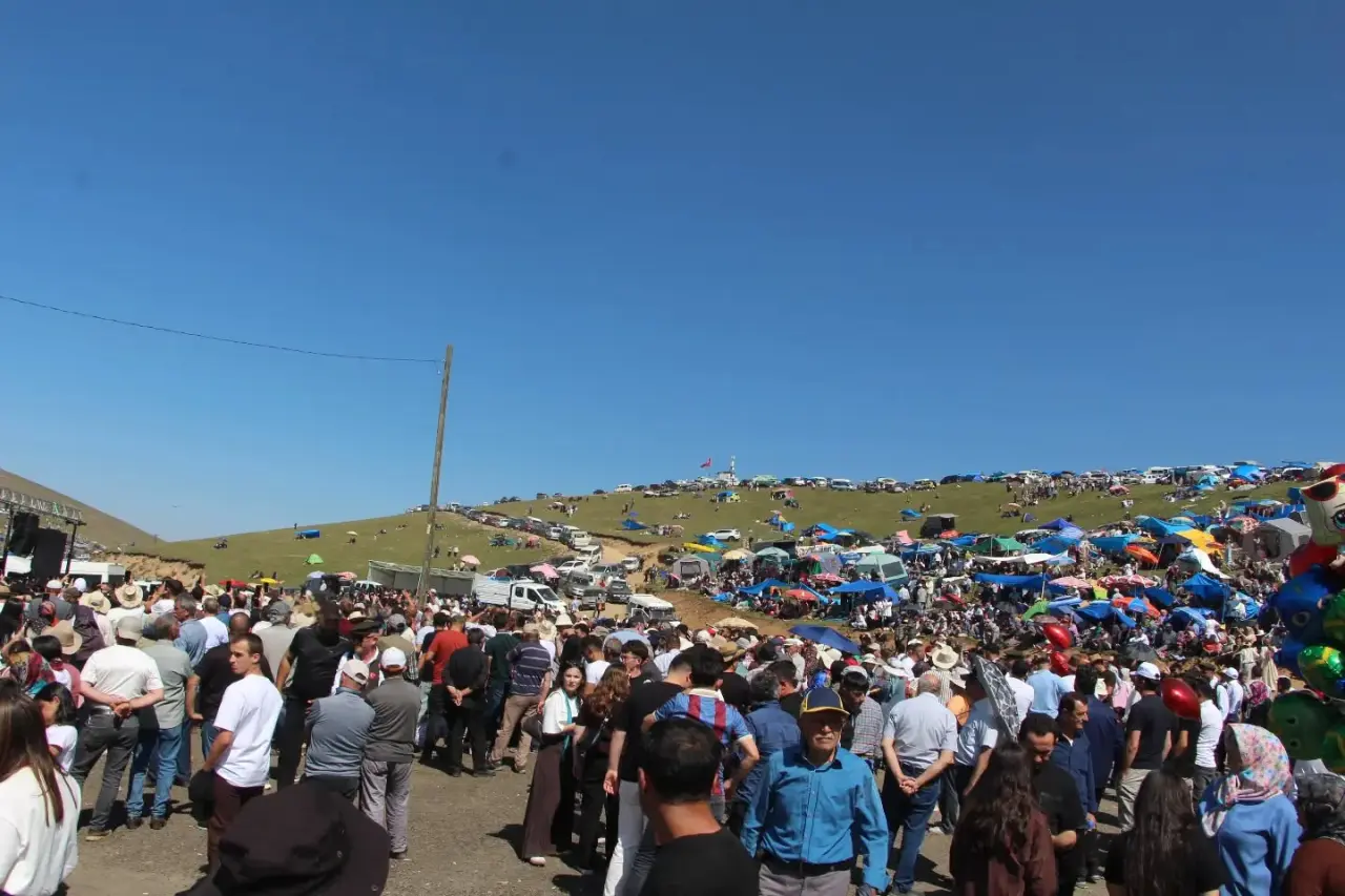 2 Bin 350 Rakımda İnsan Seli: Kazıkbeli’nde Asırlık Yayla Geleneği Yaşatıldı 1