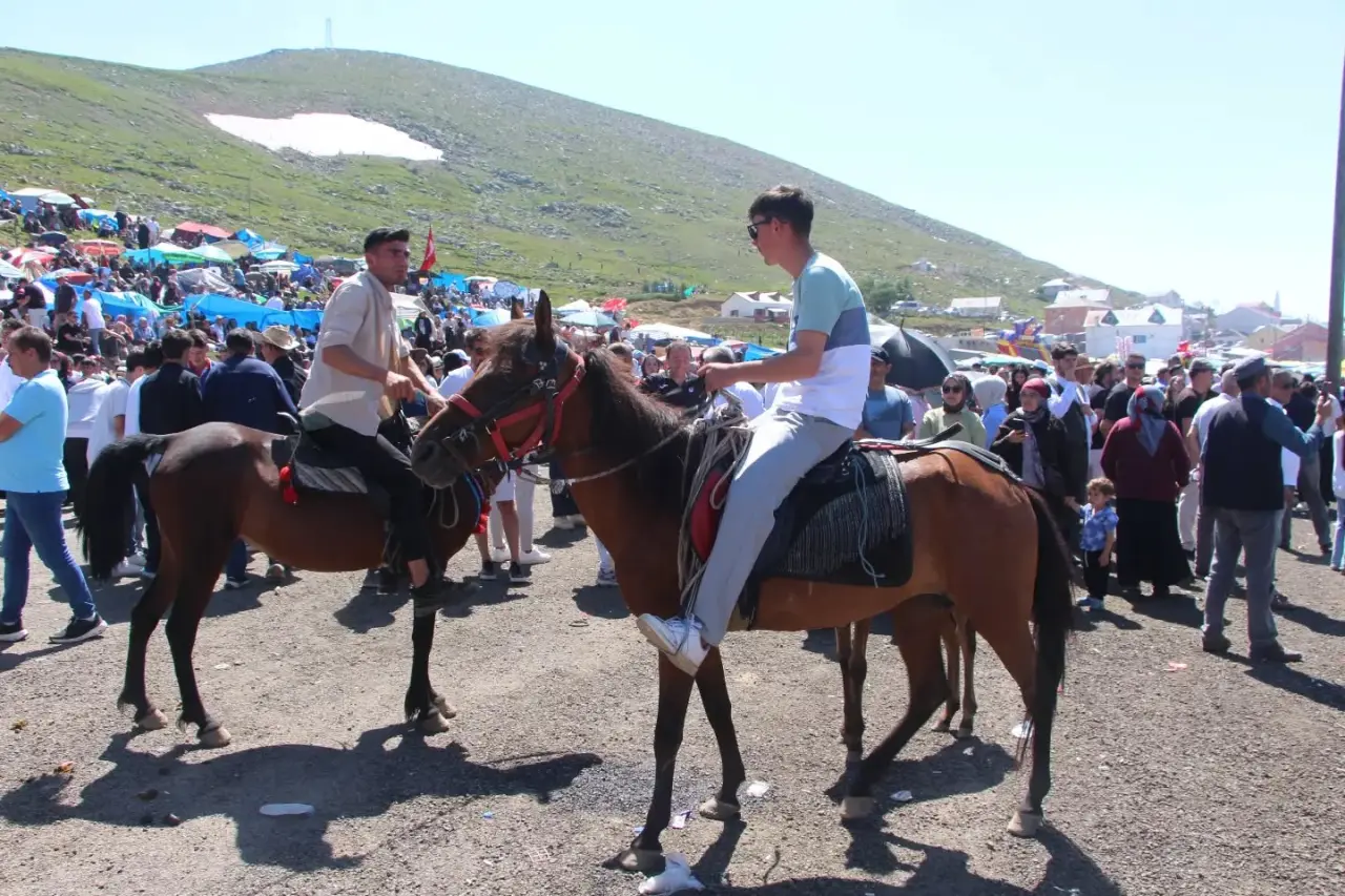 2 Bin 350 Rakımda İnsan Seli: Kazıkbeli’nde Asırlık Yayla Geleneği Yaşatıldı 2