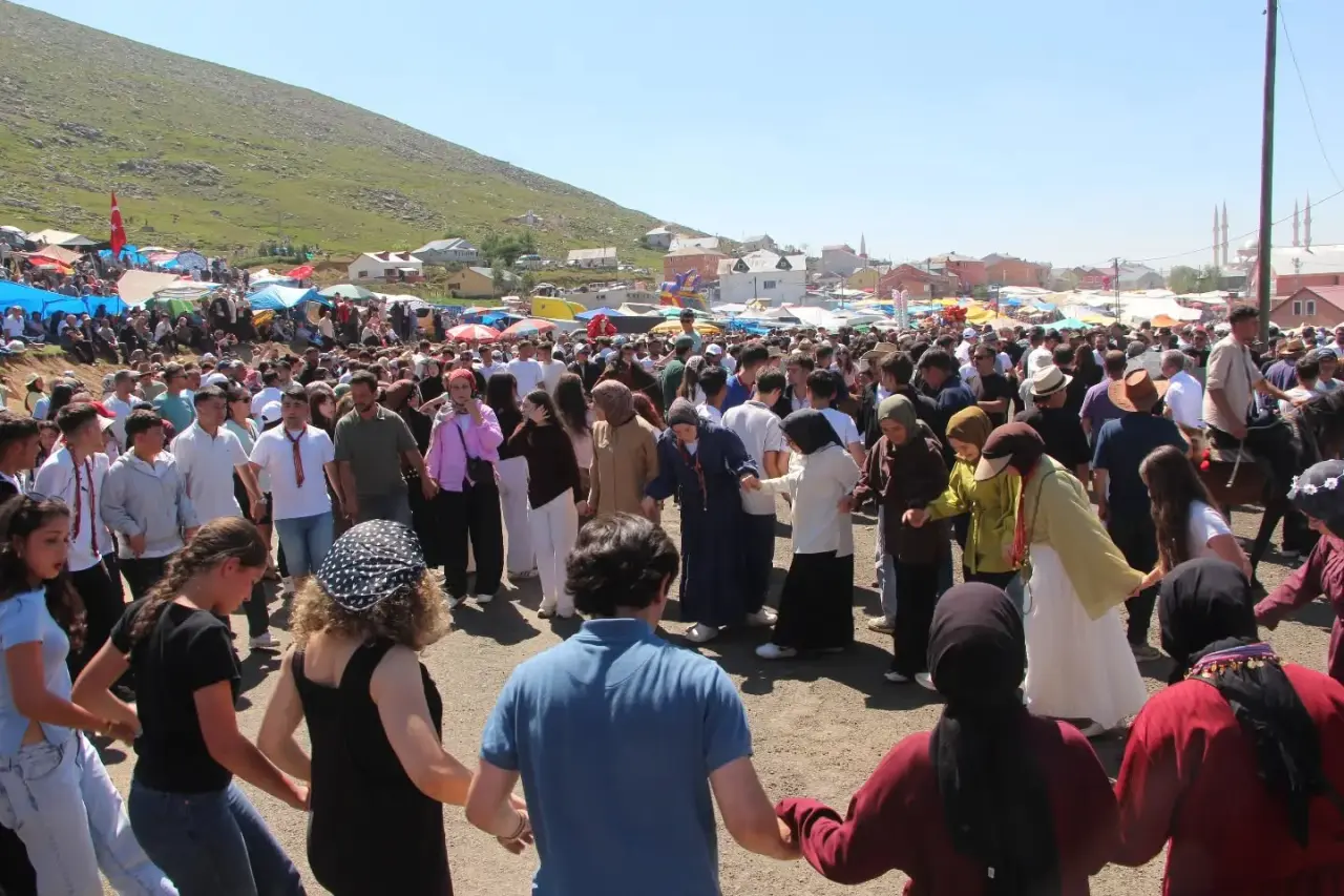 2 Bin 350 Rakımda İnsan Seli: Kazıkbeli’nde Asırlık Yayla Geleneği Yaşatıldı 4