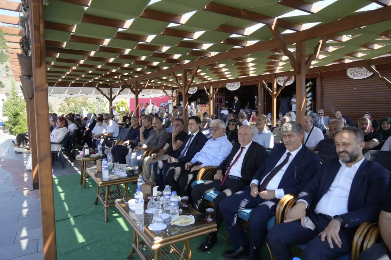 240 Metre Yükseklikte Tarihi Buluşma: Türkiye'de İz Bırakan Torullular Açıklandı 12