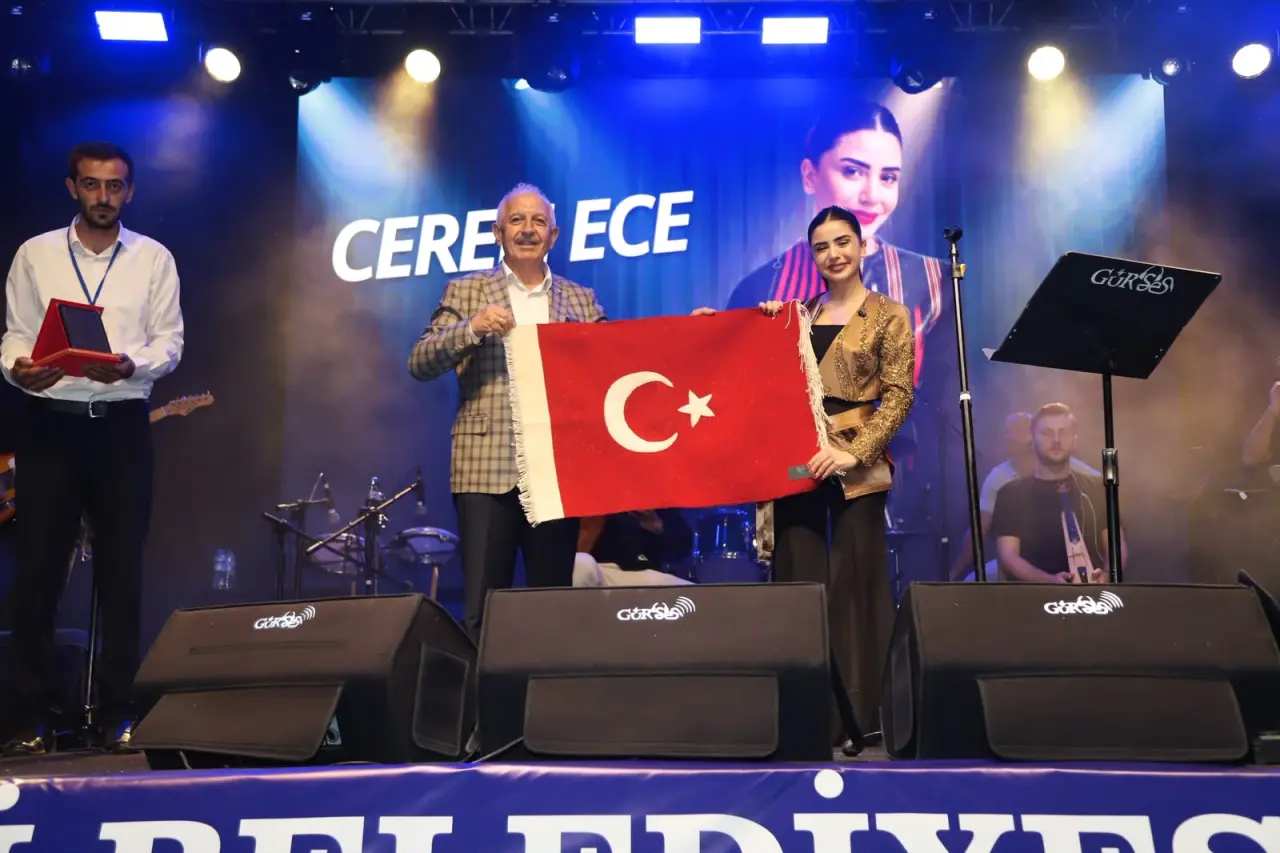 Bahçeli Beldesi'nde Yaz Coşkusu: Çocuk Şenliği ve Dev Konser Yoğun Katılımla Gerçekleşti 12