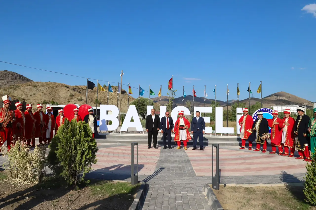 Bahçeli Beldesi'nde Yaz Coşkusu: Çocuk Şenliği ve Dev Konser Yoğun Katılımla Gerçekleşti 21