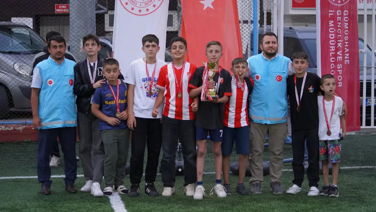 Camiden Sahaya Futbol Turnuvası'nda kupalar sahiplerini buldu 12