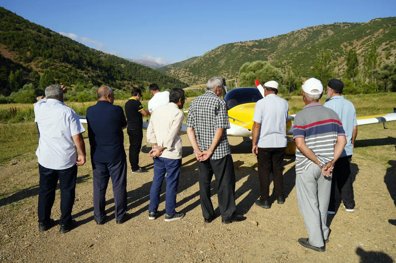 Köyüne Uçağıyla Gelmişti: 15 Gün Sonra Yine Köylülerin Alkışlarıyla Havalandı 3