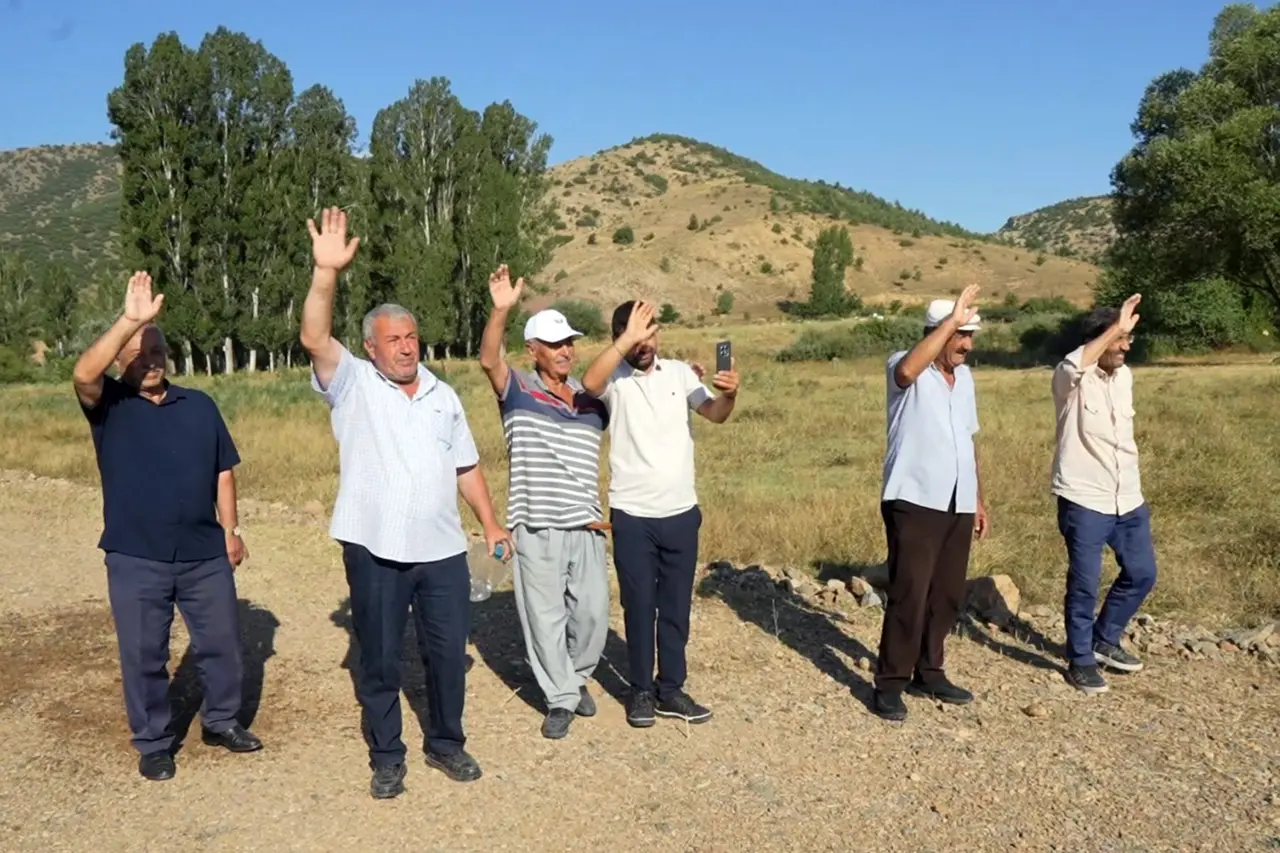 Köyüne Uçağıyla Gelmişti: 15 Gün Sonra Yine Köylülerin Alkışlarıyla Havalandı 9