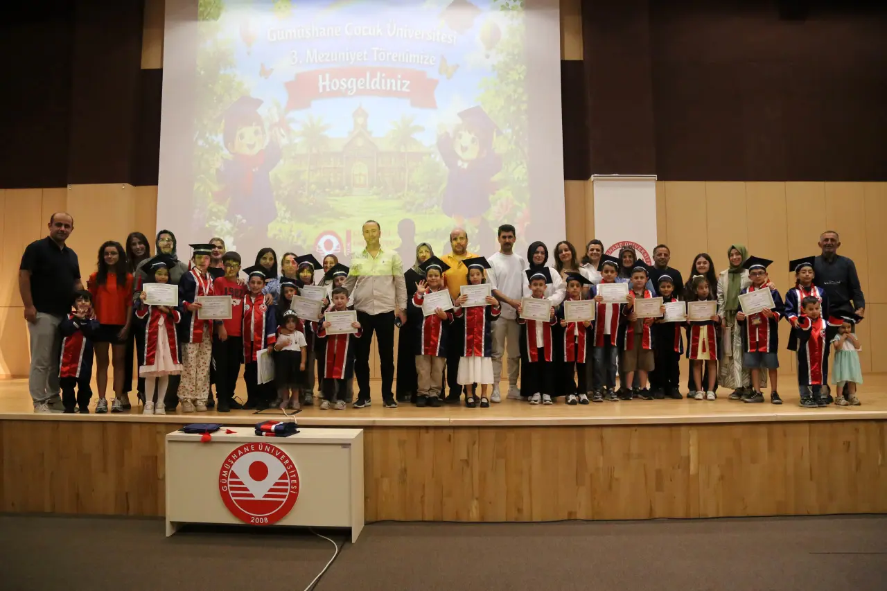 Minikler Üniversiteden Mezun Oldu: Gümüşhane'de Renkli Tören 4