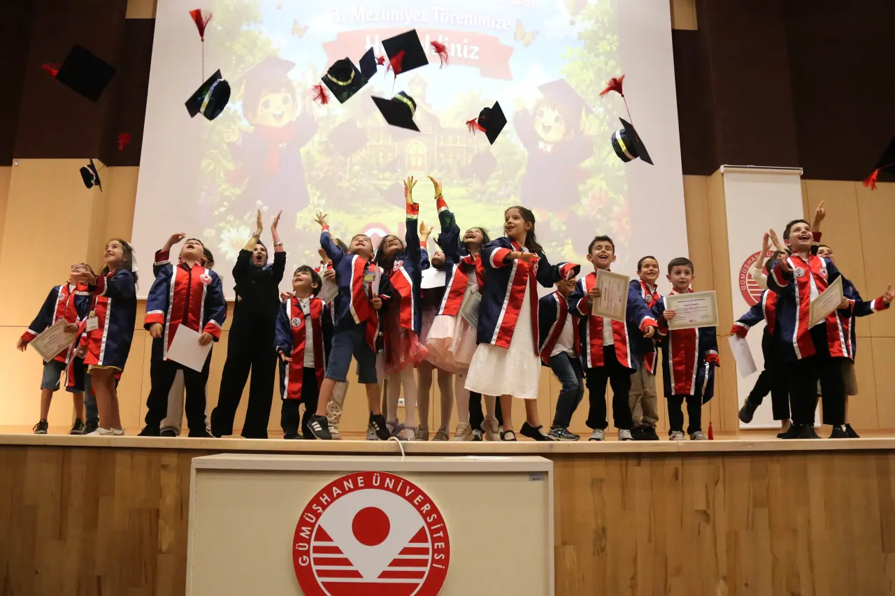 Minikler Üniversiteden Mezun Oldu: Gümüşhane'de Renkli Tören 3