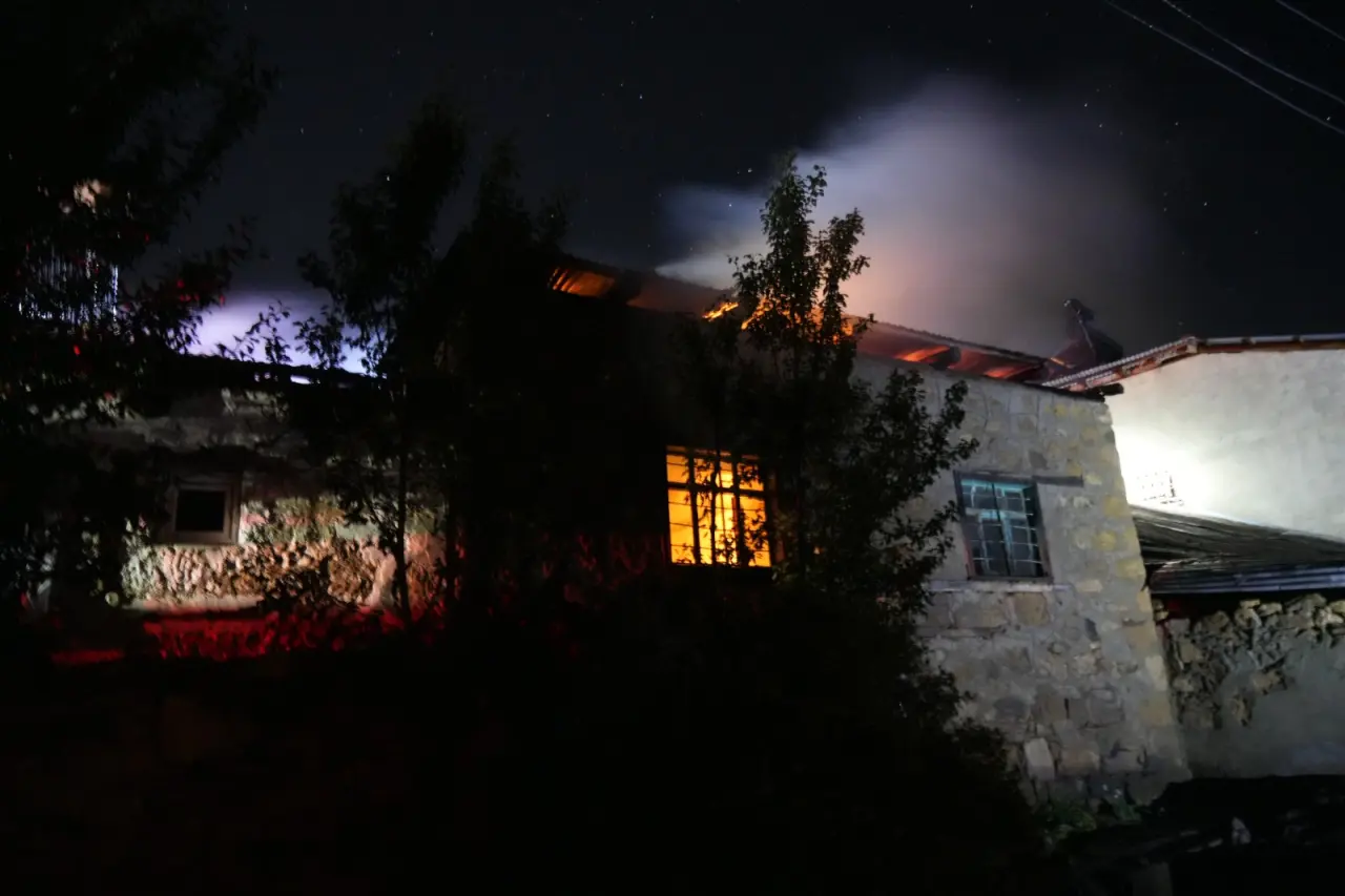 Şiran’da Gece Yangını: Çambaşı Köyünde 3 Ev Hasar Gördü 5