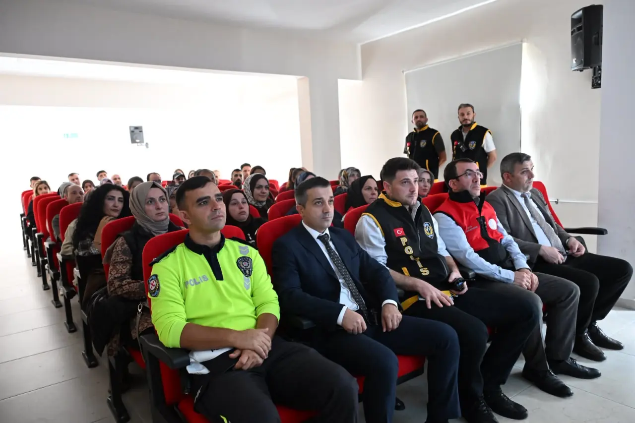 Gümüşhane Emniyetinden Okul Çevrelerinde Sıkı Güvenlik Tedbiri 9