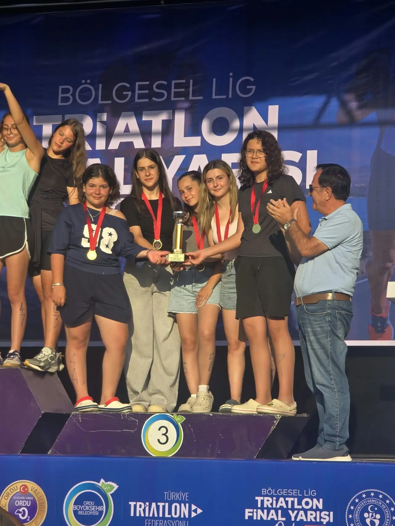 Gümüşhane Triatlon Ekibi Ordu'daki Bölgesel Lig Finali'nden 4 Kupa ve Madalyalarla Döndü 16