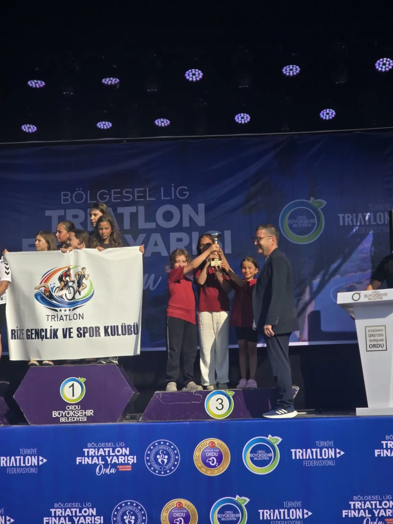 Gümüşhane Triatlon Ekibi Ordu'daki Bölgesel Lig Finali'nden 4 Kupa ve Madalyalarla Döndü 15