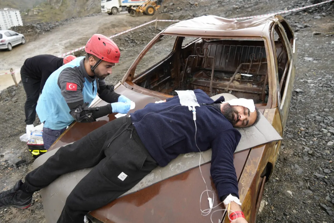 Gümüşhane'de UMKE Ekiplerinden Yağış Altında Heyelan ve Trafik Kazası Tatbikatı 2