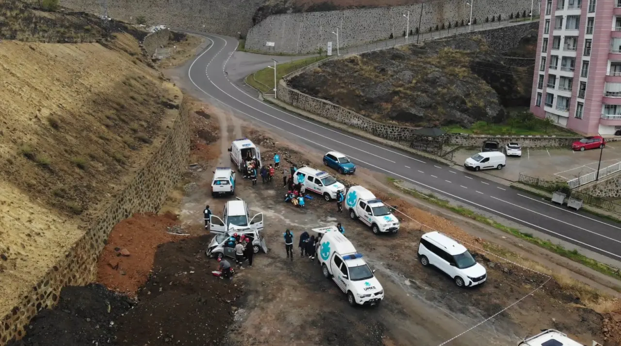 Gümüşhane'de UMKE Ekiplerinden Yağış Altında Heyelan ve Trafik Kazası Tatbikatı 14