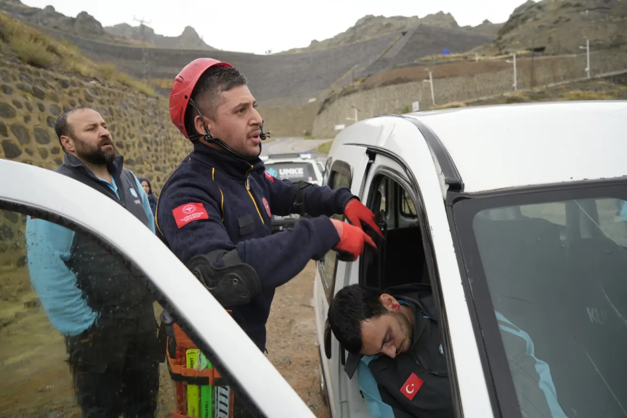 Gümüşhane'de UMKE Ekiplerinden Yağış Altında Heyelan ve Trafik Kazası Tatbikatı 1