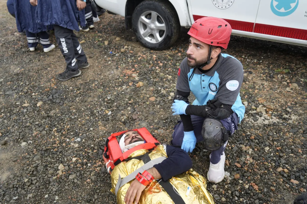 Gümüşhane'de UMKE Ekiplerinden Yağış Altında Heyelan ve Trafik Kazası Tatbikatı 15