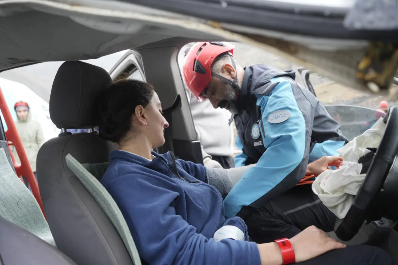 Gümüşhane'de UMKE Ekiplerinden Yağış Altında Heyelan ve Trafik Kazası Tatbikatı 4