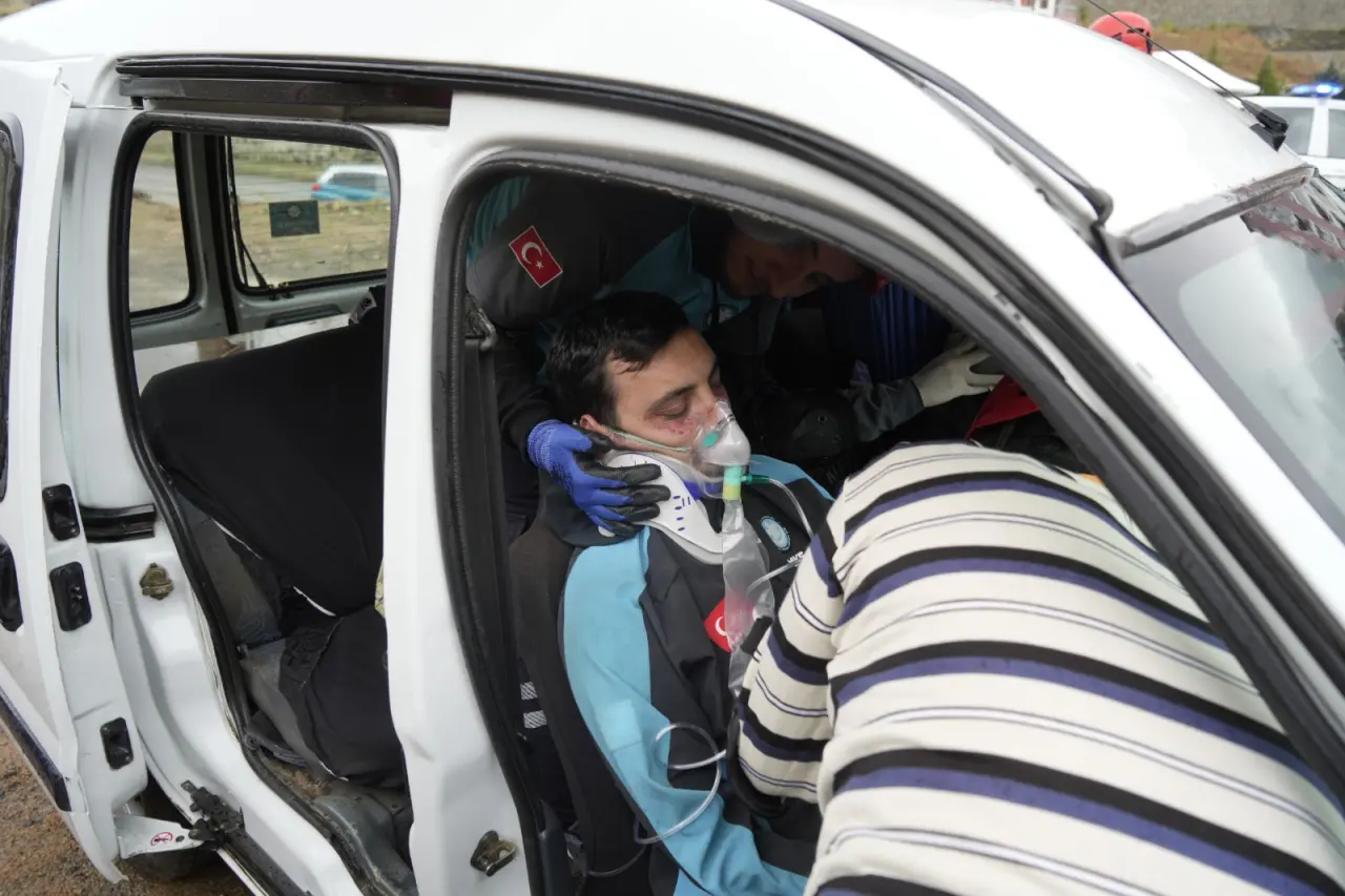 Gümüşhane'de UMKE Ekiplerinden Yağış Altında Heyelan ve Trafik Kazası Tatbikatı 5