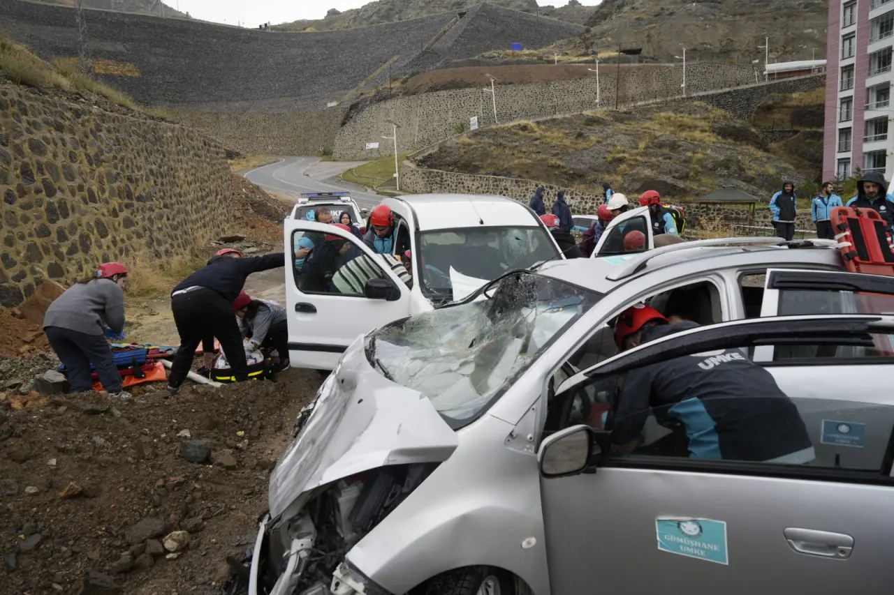 Gümüşhane'de UMKE Ekiplerinden Yağış Altında Heyelan ve Trafik Kazası Tatbikatı 3