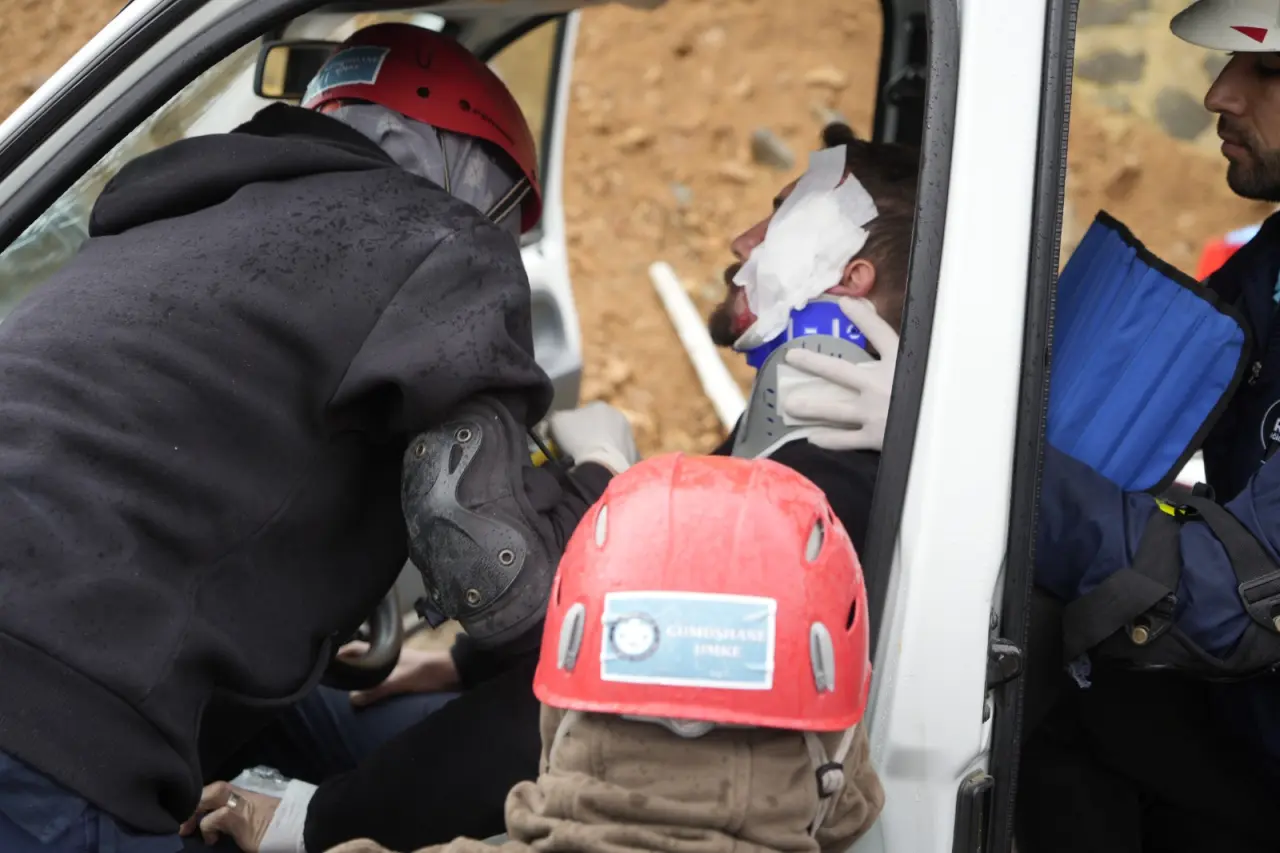 Gümüşhane'de UMKE Ekiplerinden Yağış Altında Heyelan ve Trafik Kazası Tatbikatı 6