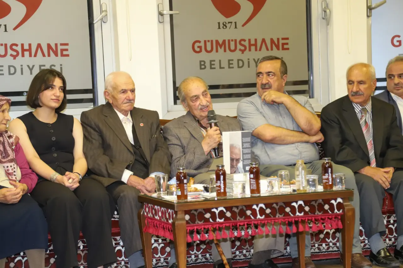 İnşaat İşçiliğinden Şairliğe Uzanan Ömür: Bankacıya Yazdığı Şiirle Herkesi Hayran Bıraktı! 11