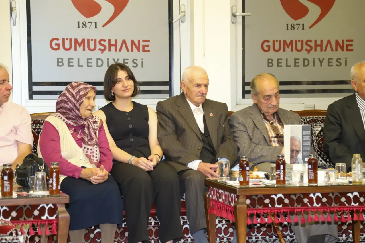 İnşaat İşçiliğinden Şairliğe Uzanan Ömür: Bankacıya Yazdığı Şiirle Herkesi Hayran Bıraktı! 16