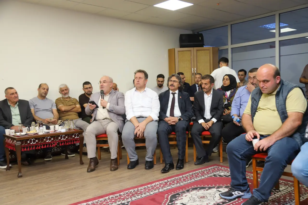 İnşaat İşçiliğinden Şairliğe Uzanan Ömür: Bankacıya Yazdığı Şiirle Herkesi Hayran Bıraktı! 9