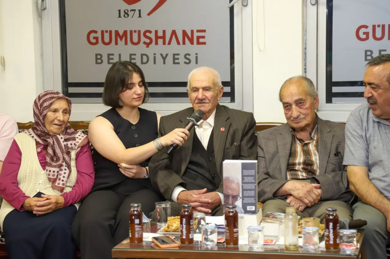 İnşaat İşçiliğinden Şairliğe Uzanan Ömür: Bankacıya Yazdığı Şiirle Herkesi Hayran Bıraktı! 20