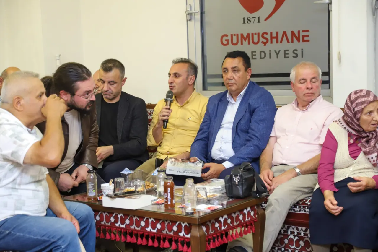 İnşaat İşçiliğinden Şairliğe Uzanan Ömür: Bankacıya Yazdığı Şiirle Herkesi Hayran Bıraktı! 25